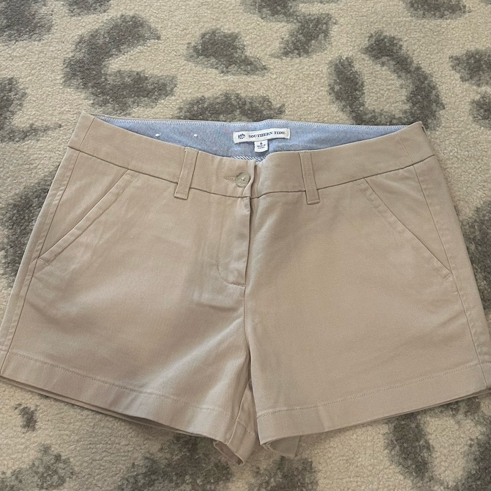 Southern Tide Leah short size 6 khaki